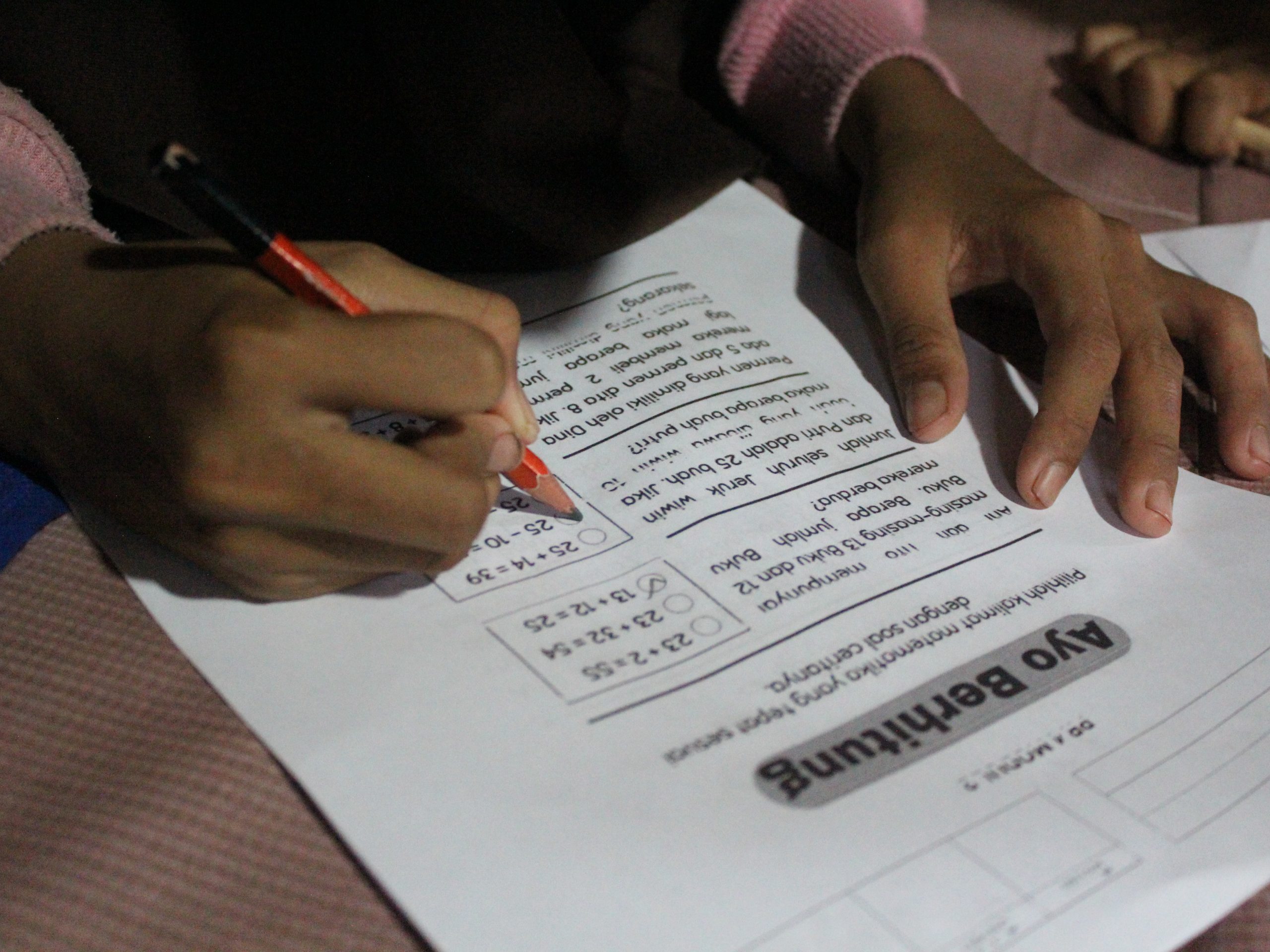 Sistem pendidikan Indonesia yang tidak konsisten menunjukkan arah pendidikan nasional yang masih bergantung pada pergantian menterri, bukan pada visi jangka panjang yang berkelanjutan. Setiap kali menteri pendidikan baru diangkat, kebijakan pendidikan hampir selalu berubah, mejadikan kebijakan pendidikan sebagai proyek jangka pendek.